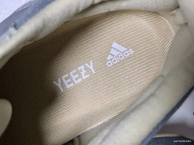 'Magnet' Yeezy v2 FV9922 Boost 700 Adidas 0615